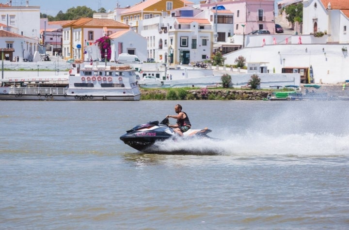 La moto acuática te permite recorrer buena parte del Guadiana a toda velocidad.