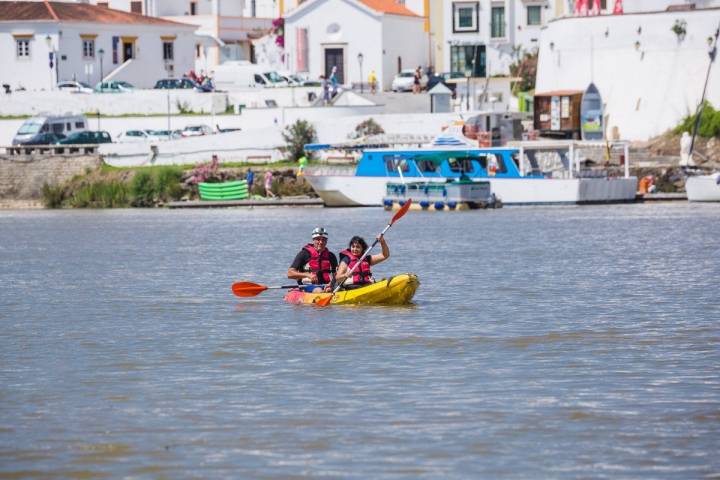 El kayak es una de las actividades más demandadas para los que se acercan a Sanlúcar de Guadiana.