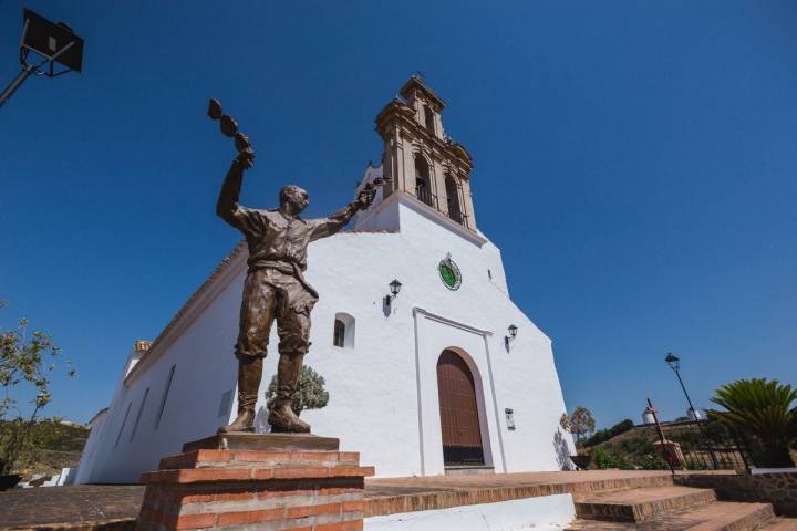 Ante la Iglesia de Santa María de las Flores en Sanlúcar de Guadiana, el monumento a la tradicional Danza de las Flores.