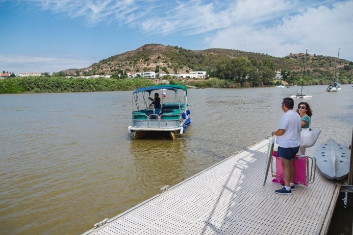 Hay ferrys continuamente para cruzar entre España y Portugal, y el salto en tirolina incluye el viaje de vuelta a España en el precio.