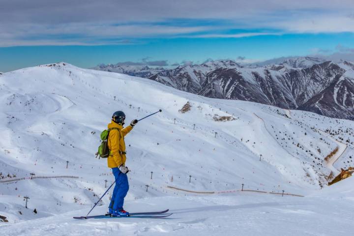 Escapada Vall de Boí esquiador señalando