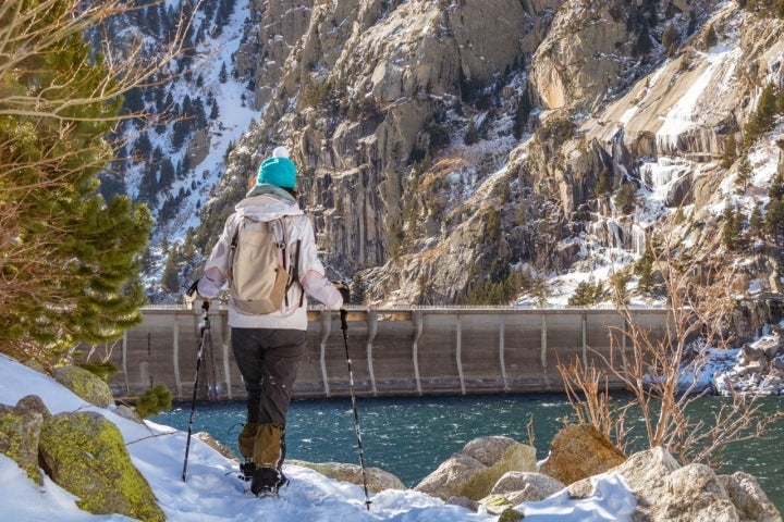 Escapada Vall de Boí senderista en lago