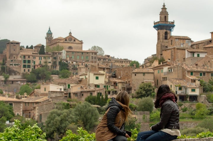 Lejos del ajetreo de la ciudad y de sus extensas playas de arena, Valldemosa suele dibujarse entre brumas en esta época del año. Foto: Sergio Lara