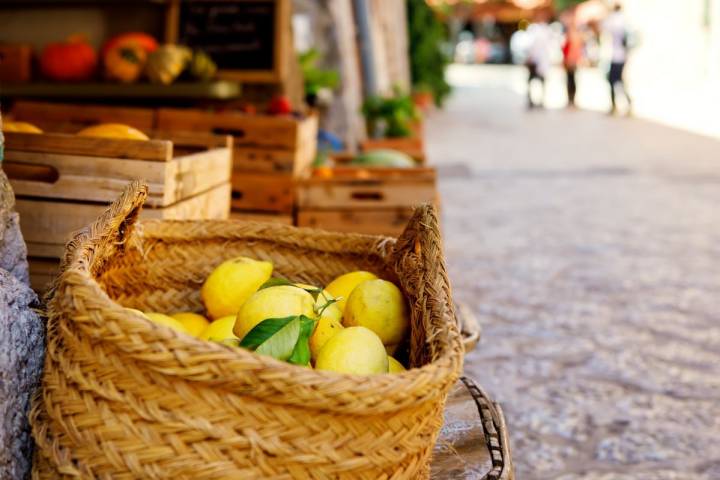 Cada domingo, frutas, verduras, embutidos, quesos y aceites se ponen a la venta en las calles. Foto: Shutterstock.