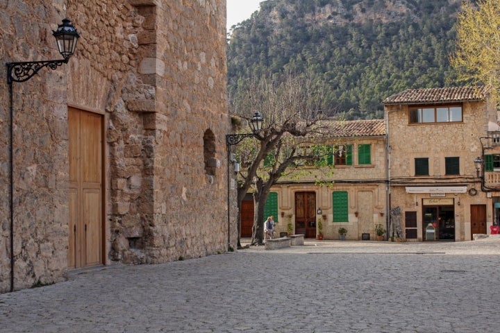 La plaza de la Cartuja es del siglo XIV y ejerció la función de plaza de armas. Foto: Shutterstock.