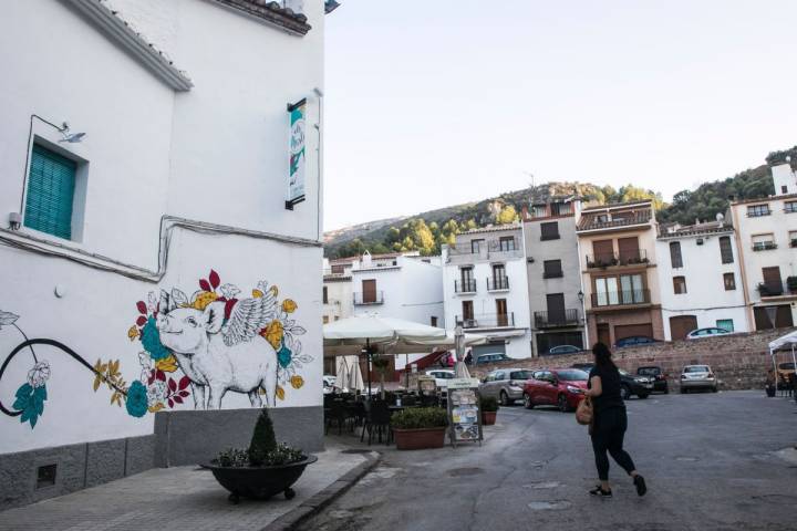 Un mural de un cerdo con alas alegra las calles de Vilafamés.
