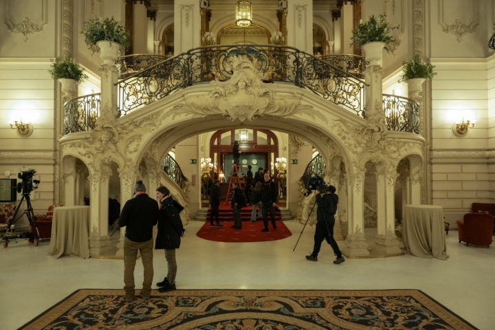 Rodando en el interior del Casino de Madrid. Foto: Txuca Pereira/Netflix.