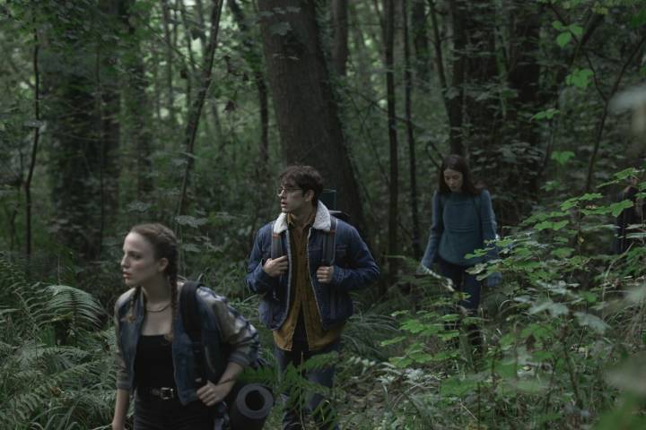 Algunos personajes cruzando el bosque de La Cebera(serie Alma, Netflix)