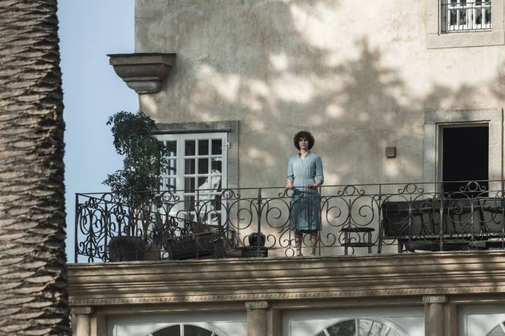 La actriz María Caballero se asoma al balcón del Palacio de Trenor (serie Alma, Netflix)