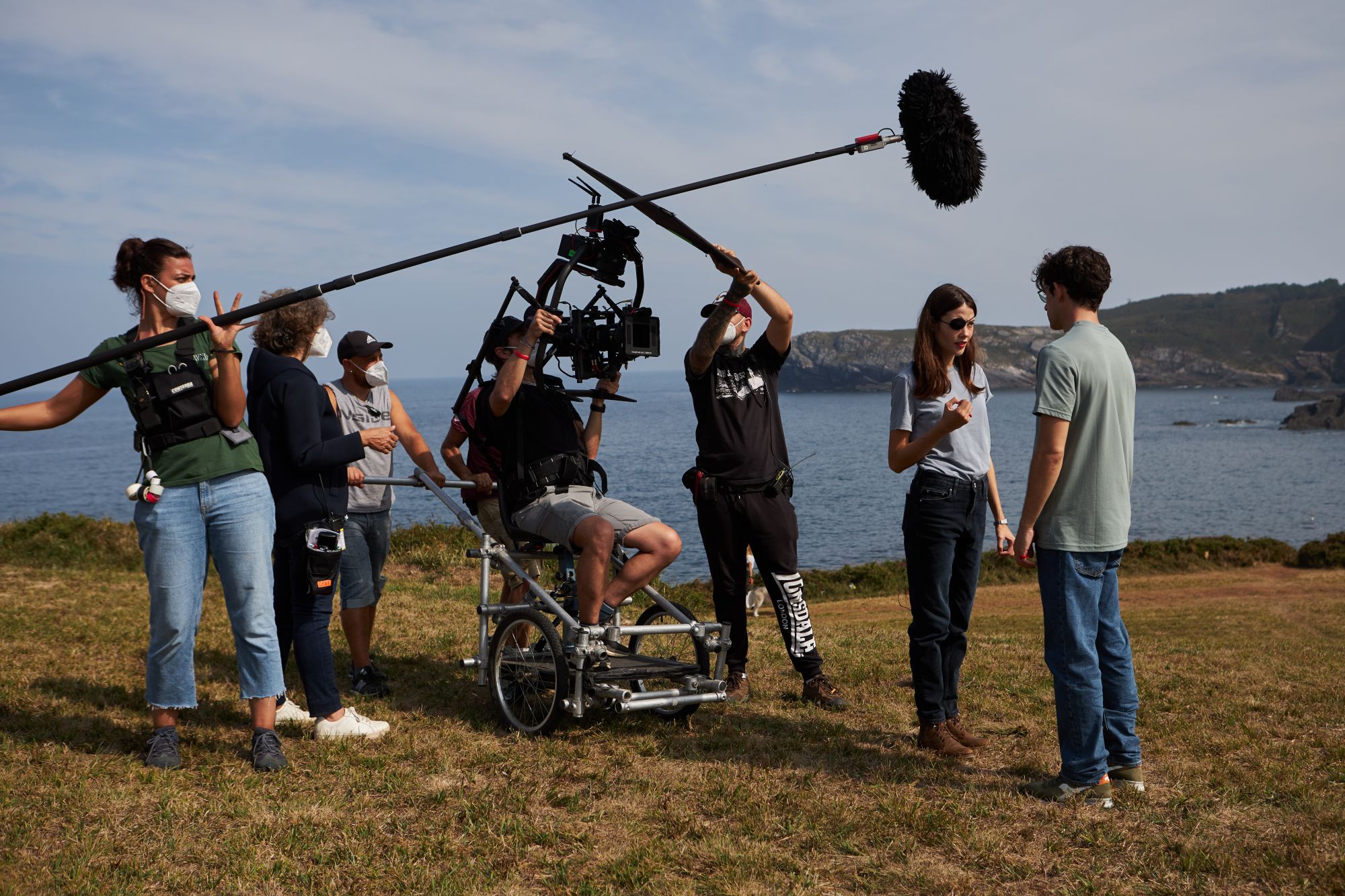 Momento del rodaje en la Playa de Moniello (serie Alma, Netflix)