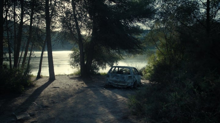 Fotograma de la serie 'El cuerpo en llamas' de Netflix.