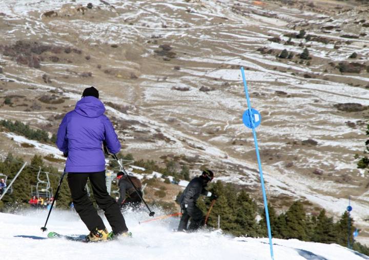En Javalambre aún hay nieve para disfrutar del esquí. Foto: shutterstock.