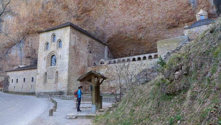 Si te gusta el senderismo, no puede faltar en tu camino el Monasterio de San Juan de la Peña.