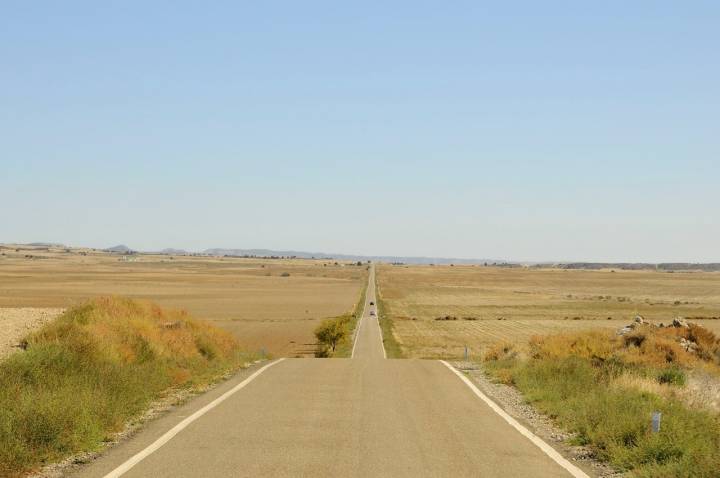 La carretera A-1104 es la espina dorsal de Los Monegros.