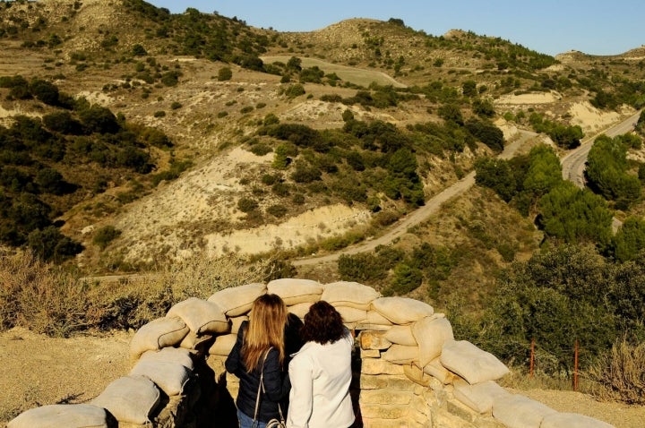 En Los Monegros las cuevas excavadas en los saxos son muy características, igual que las trincheras que zigzaguean el paisaje monegrino.