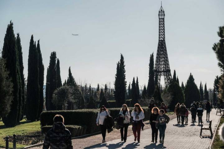 Vista de la Torre Eiffel en el Parque Europa