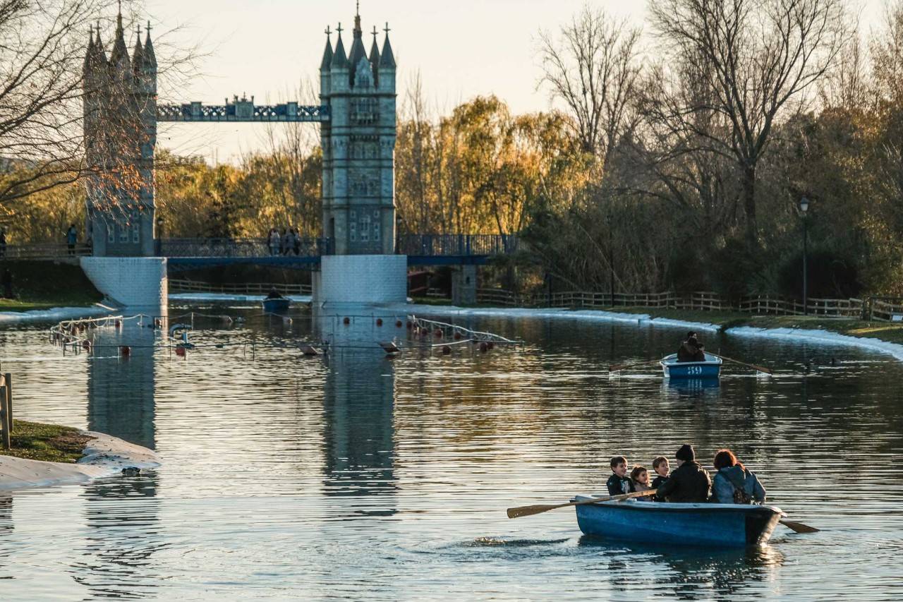 Puente de la Torre de Londres con barcas en el lago artificial del Parque Europa de Torrejón de Ardoz, Madrid.