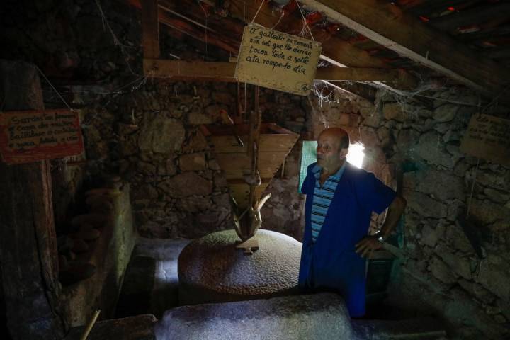 Romer, un veterano de la Asociación Muiñeiros do Río Tripes, que arregla molinos.