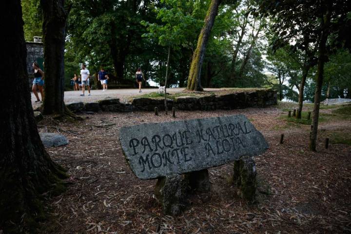 Placa en piedra del parque natural del Monte Aloia (Pontevedra)