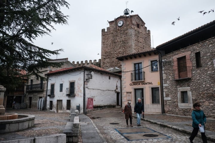 Desde la Plaza de la Constitución se puede ver, al fondo, la Torre del Reloj.