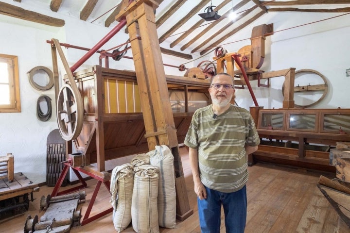 Serafín en el interior de este molino convertido también en museo.