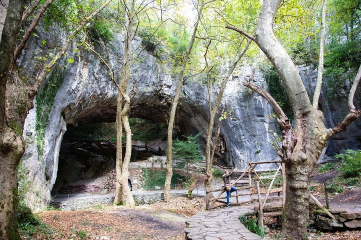 Zugarramurdi (Valle del Baztán): exterior de la Cueva de las Brujas (selfie)