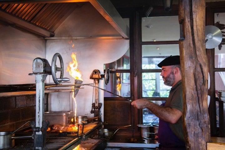 Zugarramurdi (Valle del Baztán): parrilla de la Herriko Jatetxea