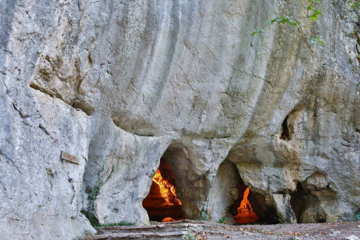 Zugarramurdi (Valle del Baztán): exterior de la Cueva de las Brujas (cavidades)