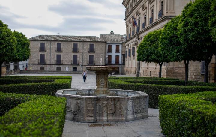 La fuente de la Plaza Vázquez de Molina anteriormente estuvo en el palacio de Don Francisco de los Cobos y Molina.