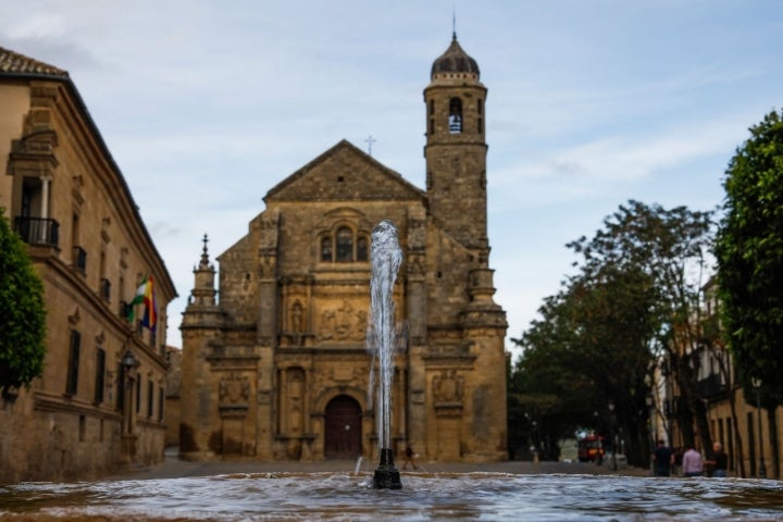 Vista de la Plaza Vázquez De Molina con la Sacra Capilla del Salvador al fondo.