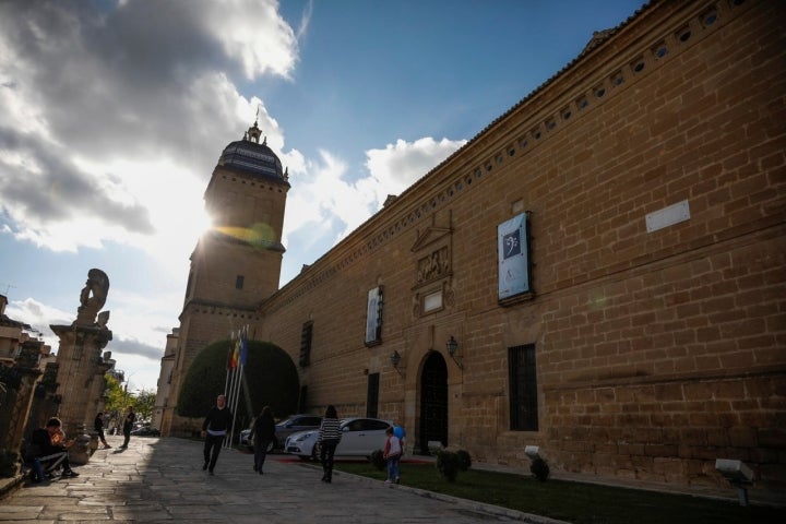 La cerámica de colores en el tejado de una de las torres llama especialmente la atención.