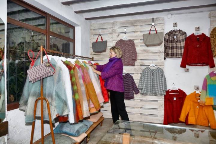 En el antiguo taller, donde se expone un telar de 300 años, está la tienda de 'Mantas Ezcaray'.