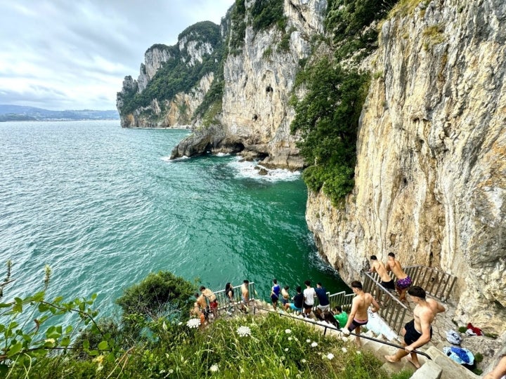 Baño en el Cantábrico desde el faro del Caballo en Santoña
