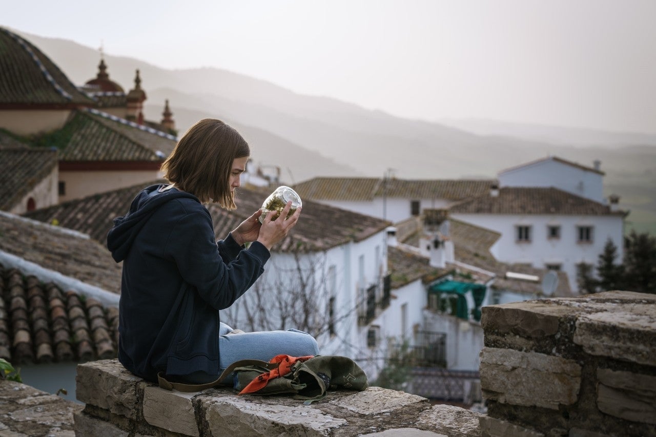 Zahara de la Sierra da vida al pueblo de 'Feria: La luz más oscura'. Foto: Netflix/Sophie Koehler