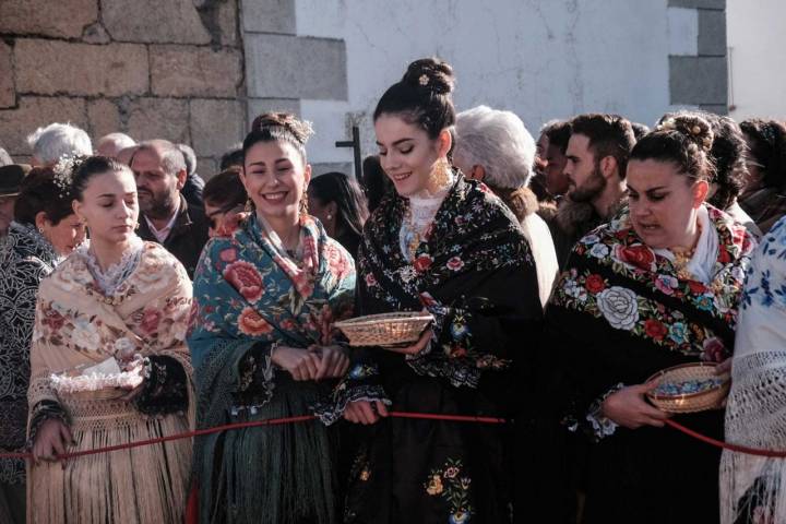 Con un cordón, las jóvenes vestidas con el traje tradicional protegen a San Sebastián.