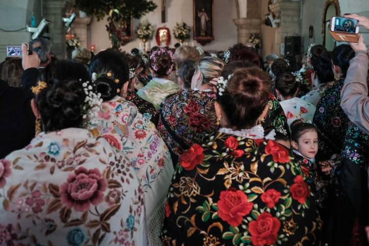 Las 'regaoras' en la iglesia acompañan a San Sebastián hasta el inicio de la procesión.