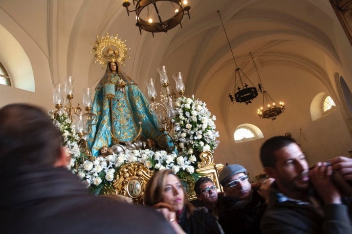 De blanco y azul purísima va engalanada la virgen.