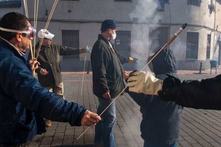 Los voladores son lanzados por expertos coheteros, con permisos de las autoridades.