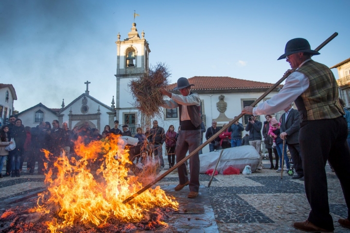 Ataviados con trajes típicos, se prepara la gran hoguera para asar las castañas.