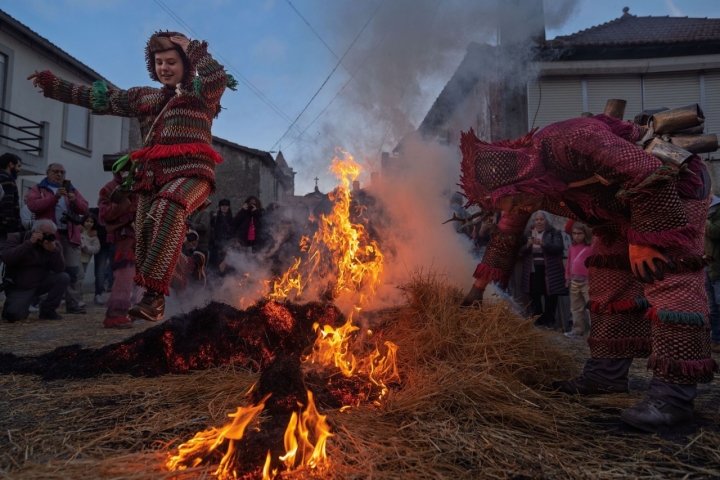 Las máscaras tradicionales toman las calles en esta fiesta de la castaña. 
