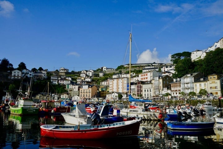 Puerto pesquero de Luarca y barrio de Cambaral, en Luarca (Asturias).