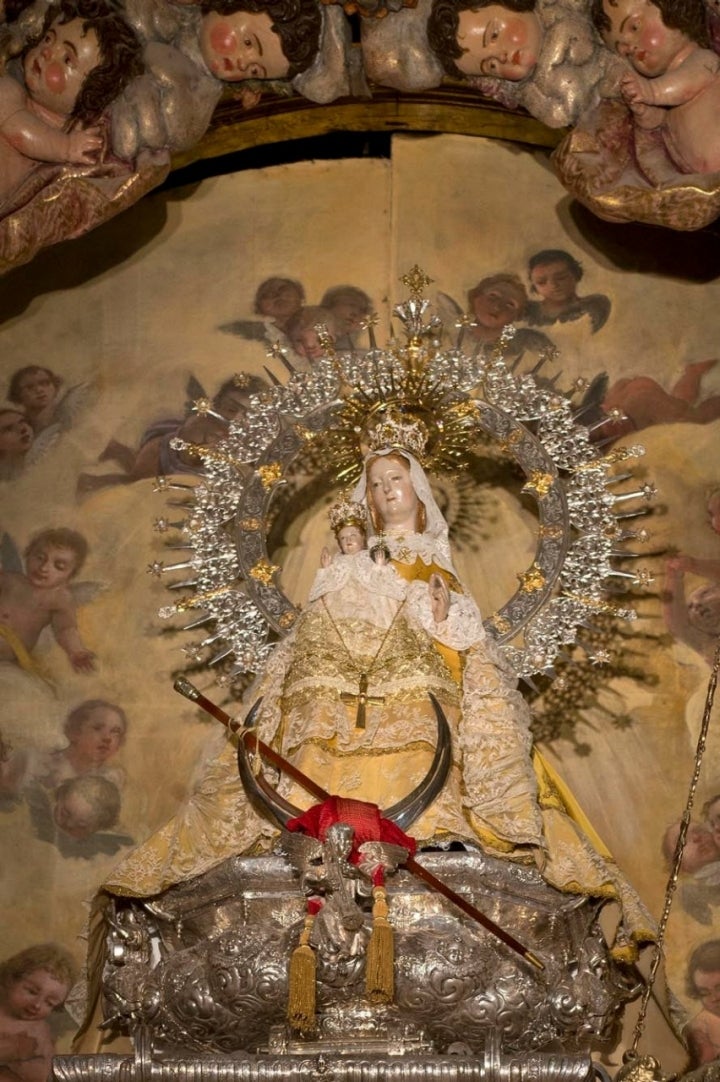 La virgen de la Fuencisla, con el bastón de mando que espantó a Hitler.