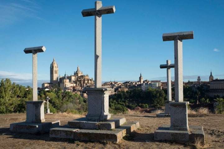 El Calvario que deslumbró a Morris, al despuntar el día y con la ciudad detrás.