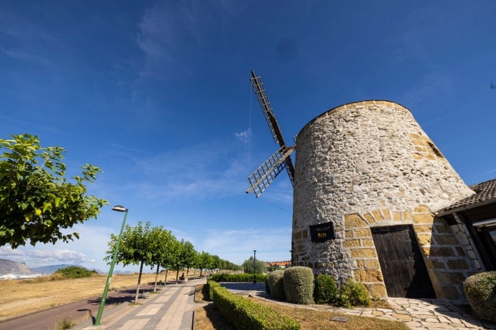 El molino de Aixerrota se mantiene en pie tras casi tres siglos de historia.