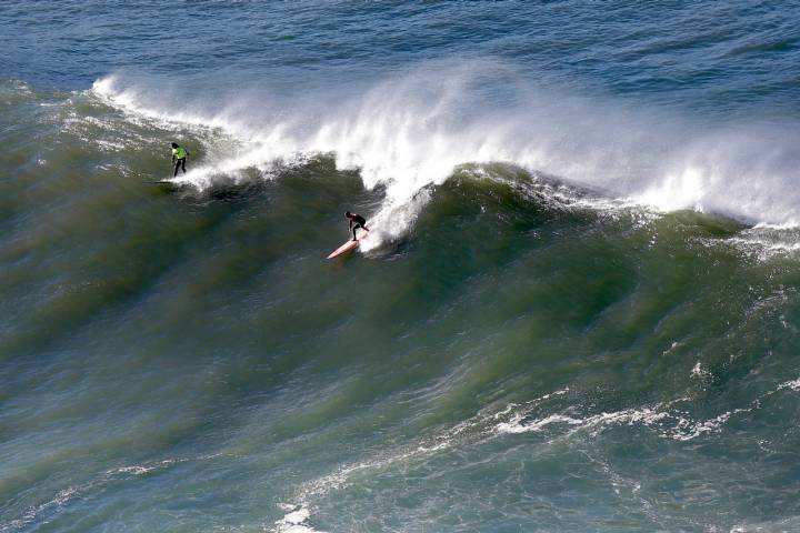 Flysch de Bizkaia en Getxo surfistas