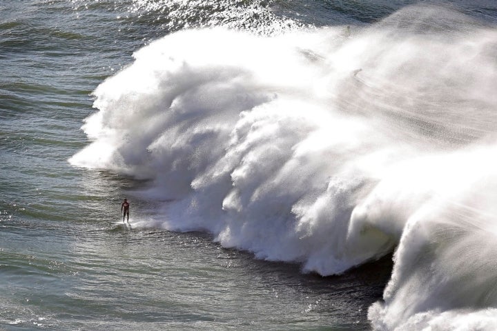 Flysch de Bizkaia en Getxo ola rompiendo