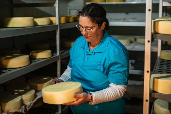 Yolanda Arencibia, quesera y pastora de la quesería El Caidero