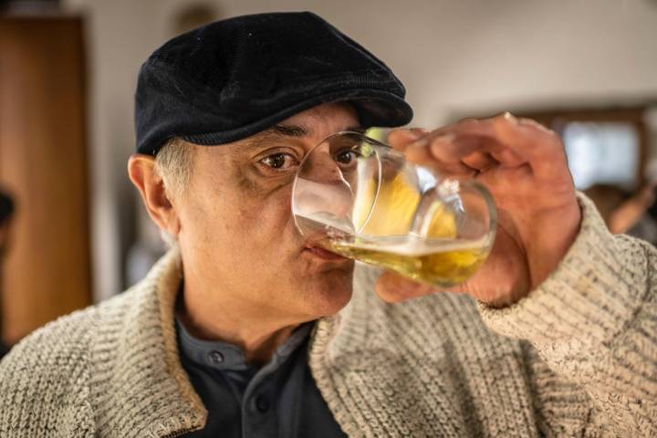 Un hombre bebiendo sidra de Valleseco