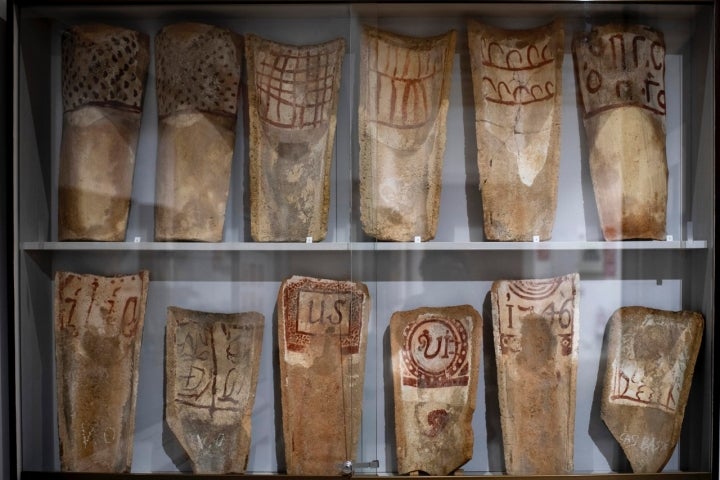 Las tejas pintadas de Fornalutx. Museo Ca´n Xoroi.