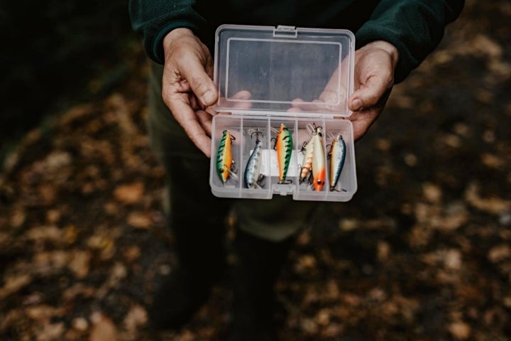 Alberto nos muestra sus anzuelos artesanos. Puede hacer 25 peces en 15 días.